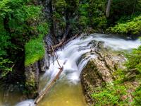 Teleblick auf Wasserfallstufe neben Felsrippe